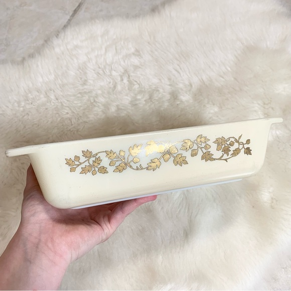 Vintage Pyrex cream and gold, Golden Acorn 575-B 2QT space saver cassarole dish - Picture 4 of 8